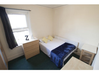 Single with double bed near Turnpike..