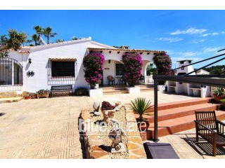 4 bedroom Villa within walking distance..