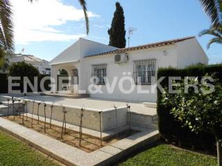 STUNNING HOUSE WITH SWIMMING POOL IN..