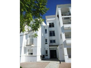 2 BED APARTMENT WITH COMMUNAL POOL