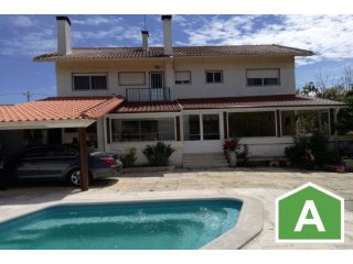 5 Bedroom Property With Swimming Pool..