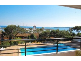 Beautiful Apartment with direct sea..