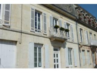 Delightful Townhouse With Stunning..