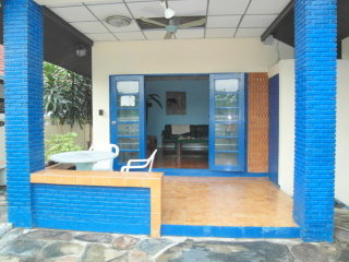 Inexpensive detached downtown 2 bedroom..