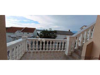 Omišalj, kuća sa 9 apartmana