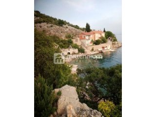 Karlobag, samostojeća kuća 1. red do mora s bazenom i g..