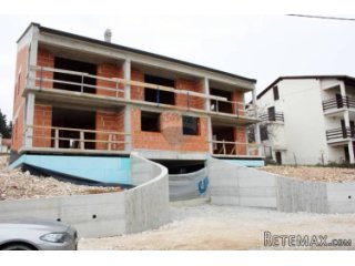 POREČ- kuća sa 5 stanova, roh bau