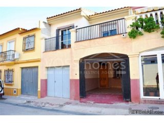 NEW LISTING TO VOSS HOMES - A large terraced house of 178m2..