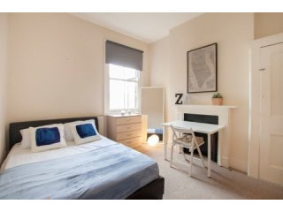 Single with double bed near East Putney..
