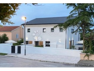 PREMANTURA - kuća sa 3 luksuzna apartmana i pogledom na more