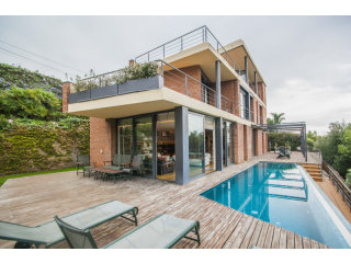 Exclusive Luxury Villa for sale in a..
