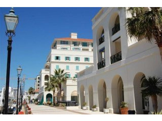 3 bed apartment in Queensway Quay