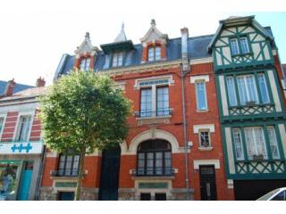 Large town-centre property with several..
