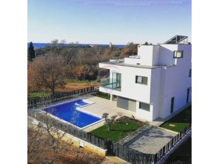 Prekrasna vila s bazenom, 500m od plaže