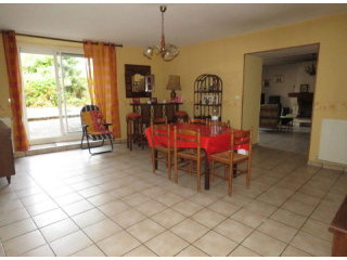 Big townhouse in centre of thriving..