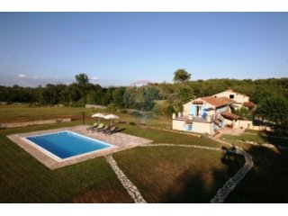 KRASNA MALA STANCIJA S BAZENOM NA 14500 m2