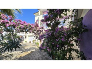 Vodice - kuća sa 7 apartmana i velikim dvorištem