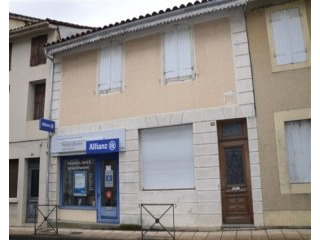 Spacious town house with courtyard and..