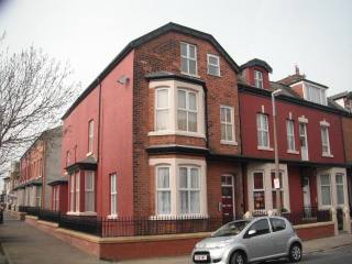 1 Bed upper floor flat - 1D Balmoral..