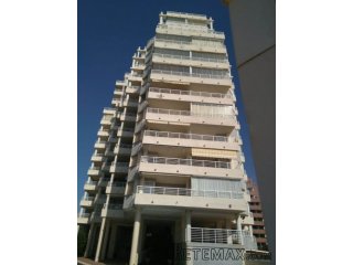 Apartamento con 2 dormitorios y 2 baños, cocina..