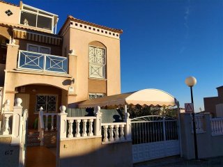Este hermoso bungalow de esquina, junto a la piscina, se..