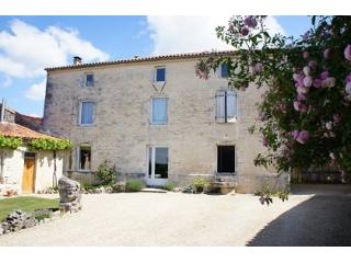 Maison Charentaise avec 2 Gîtes..