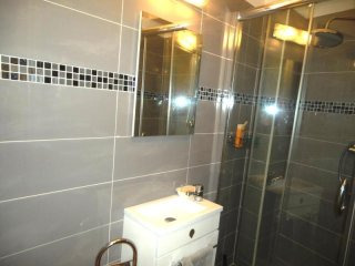 Spacious Two Bed In Gambetta