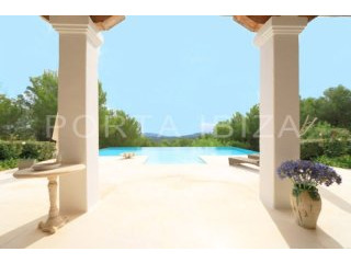 Excellent Blakstad villa with sea views..