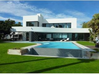 Villa for sale in Los Monteros Playa..