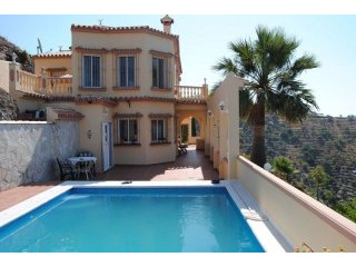 Villa for Sale in Sayalonga 380.000..