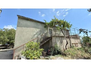 Samostojeća kamena kuća za renovaciju s pogledom