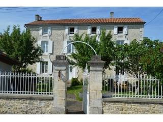 Maison Charentaise entierement renovee..