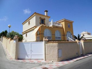5 Bedrooms - Villa - Alicante - For Sale