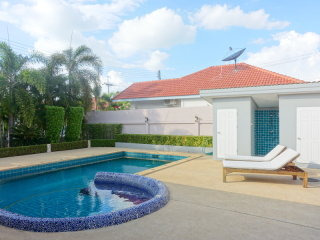 Nice 2 bedroom pool-house in secure..