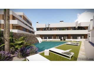 Estas hermosas casas están ubicadas en 2 bloques con un..