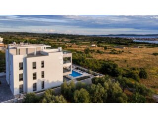 Luksuzan trosoban stan u prizemlju s bazenom – Crno, Zadar (