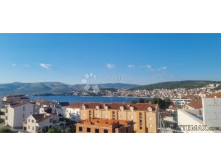 MODERAN STAN S KROVNOM TERASOM I POGLEDOM NA MORE