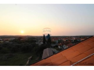 PULA, VELI VRH ČETVEROSOBNI STAN SA VELIKOM TERASOM I...