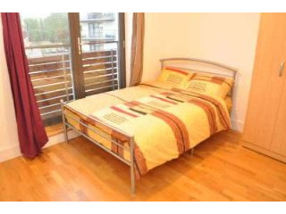 Single with double bed near Canary..