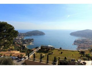 Bright Apartment With Enviable Views