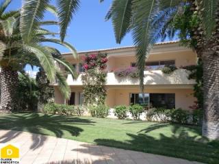Front-line apartment with communal pool..