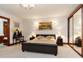 3 bed flat to rent in Down Street..
