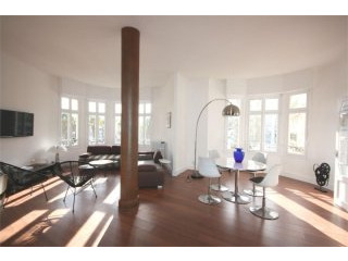 Superb Entirely Renovated 3 Bed..