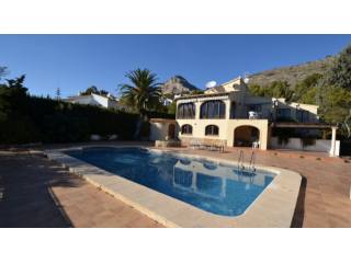 Large 4 Bedroom 3 Bathroom Villa On..
