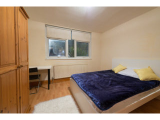 Twin with 2 single bed near Maida Vale..