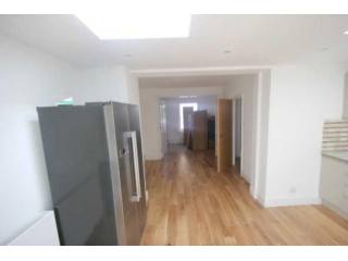 4 Bed Flat/Apartment To Let in London