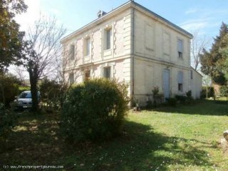 Girondine house with original features..
