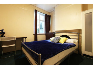 Single with double bed near Tottenham..