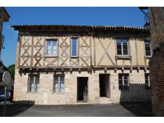 2 Bed Apartment In Lovely Old Buiding