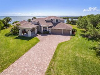 4 bedroom Detached House For Sale: 1725..